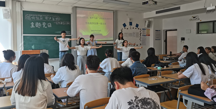 会议室里的人们描述已自动生成