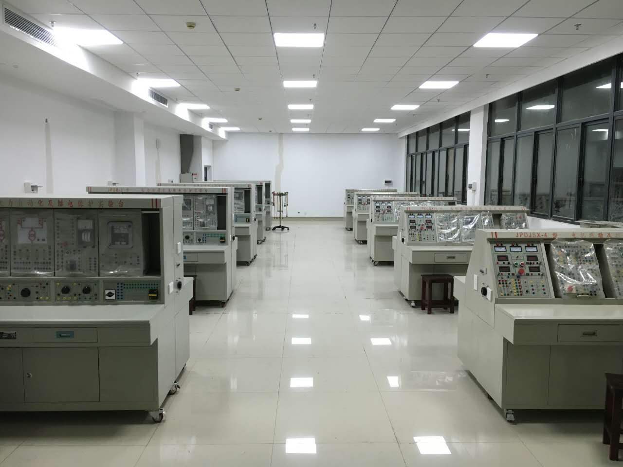学科专业--实验中心 继电保护实验室.jpg
