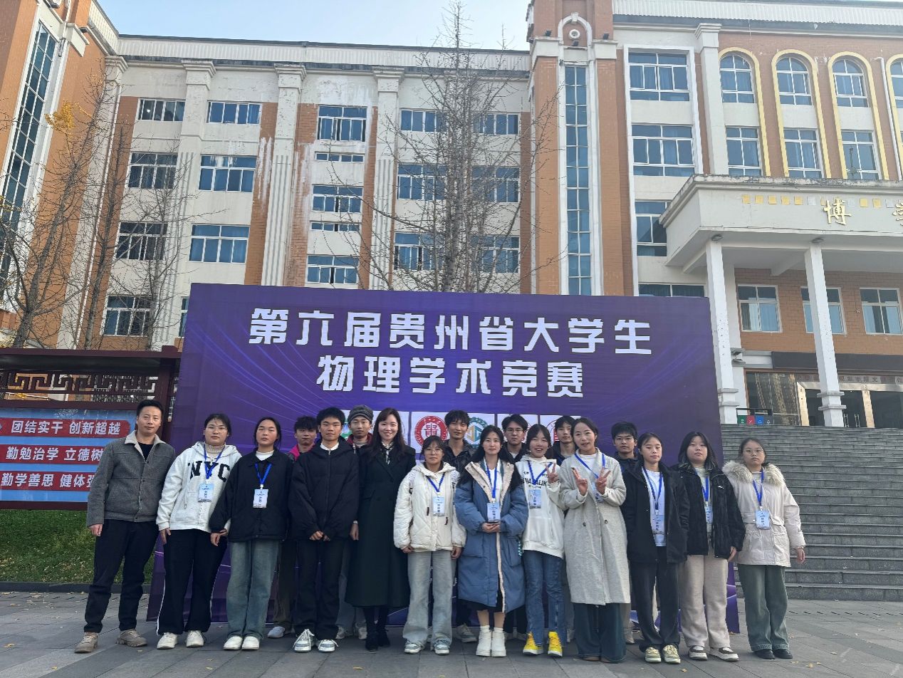 一群人站在建筑前描述已自动生成
